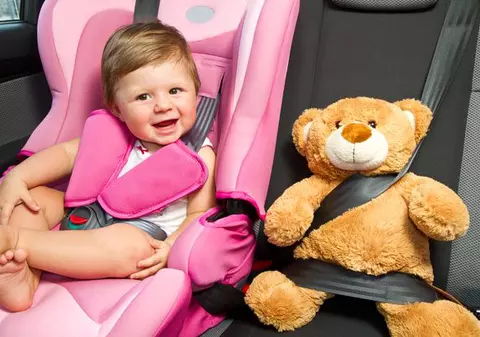 Cu bebe la drum: 5 reguli pentru siguranţa lui