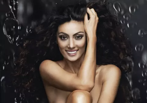 VIDEO EXCLUSIV / Claudia Pavel s-a mutat la periferia Capitalei ca să se lanseze în... agricultură. Divă la sapă!