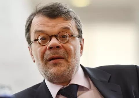 SENZAŢIONAL! UN MINISTRU atacat cu roşii! | VIDEO