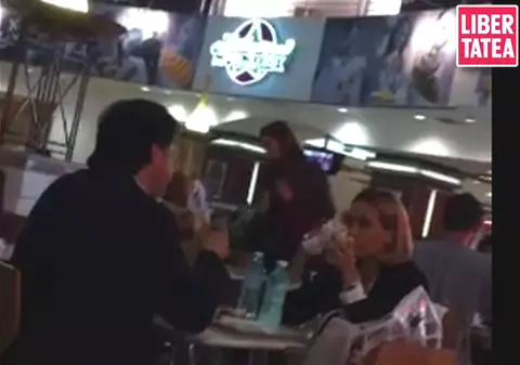 GATA CU DIETA? Andreea Esca şi soţul ei ÎNFULECĂ PE SĂTURATE, LA FAST-FOOD | VIDEO
