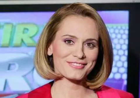 S-A ÎNTRECUT PE SINE, dar şi MAŞINA. Uite imaginea de FASHION EXTREM cu Andreea Esca