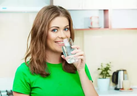 Bea apă sărată dimineaţa ca să-ţi detoxifiezi colonul!