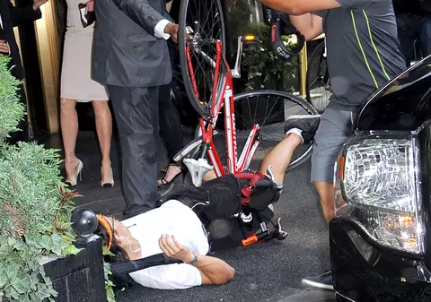 Actriţa Nicole Kidman, accidentată de un paparazzo pe bicicletă