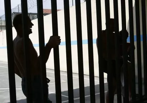 Preotul penitenciarului din Bacău, prins cu telefoane mobile pentru deţinuţi 