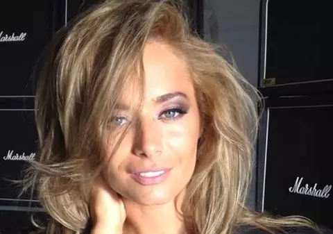 IMAGINEA cât 1000 de cuvinte. Uite cât de mult SEAMĂNĂ Laura Cosoi cu MAMA EI