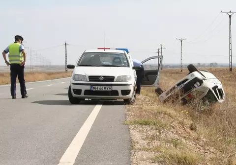 Loganul poliţiei s-a răsturnat în afara carosabilului