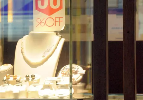 Hoţ împuşcat mortal de proprietarul unui magazin de bijuterii 