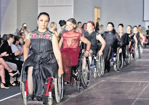 Fetele defilează în scaunul cu rotile