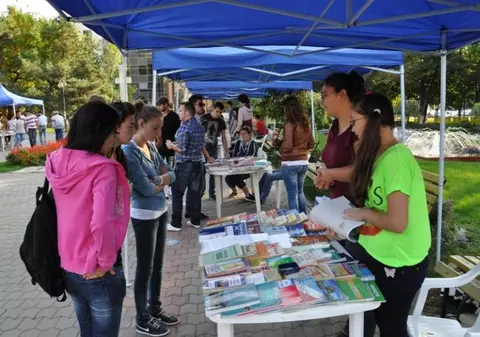 Manuale ieftine pentru liceeni, în parcul Obor