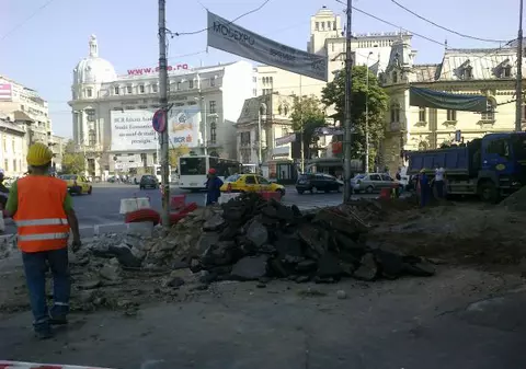 Atenţie, se lucrează în centru! Se schimbă trotuarele din Piaţa Romană!