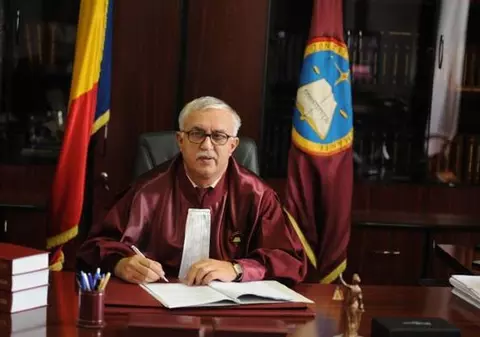 Preşedintele CCR îi ironizează pe cei care protestează împotriva eutanasierii maidanezilor