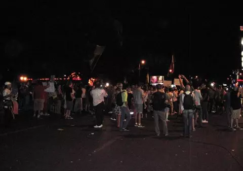 Sute de persoane protestează la Universitate faţă de proiectul de la Roşia Montană