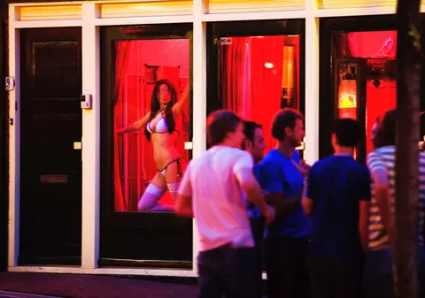 Ce surpriză de proporţii au avut turiştii care se plimbau prin cartierul Felinarelor Roşii din Amsterdam - VIDEO 