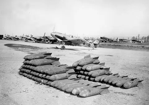 ALERTĂ LA IAŞI! ŞASE BOMBE, găsite pe una dintre PISTELE AEROPORTULUI