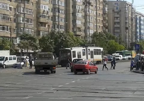 Accident în Bucureşti! Un tramvai s-a rupt în două după ce a deraiat 