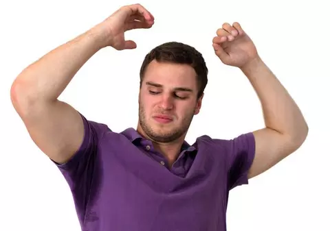 Când toţi tremură, tu transpiri? De vină e hiperhidroza