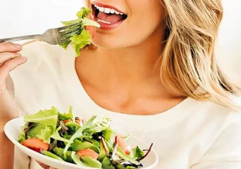 Cât de sănătoasă este, de fapt, mâncarea gătită fără foc? Dieta raw-vegană, o modă cu două tăişuri