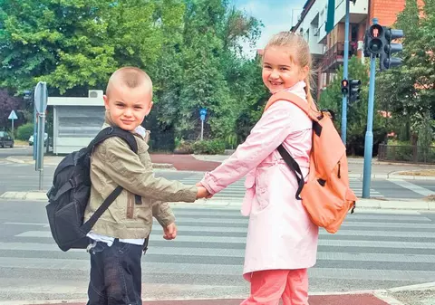 Învaţă-ţi copilul să traverseze strada în siguranţă