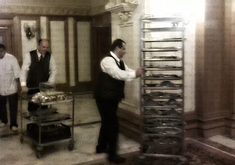 Chef de chef în parlament! Şeful deputaţilor face cinste cu delicatese şi şampanie