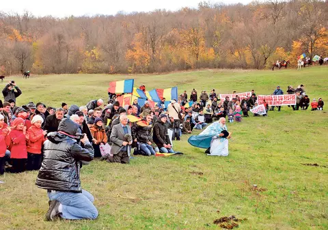 În genunchi pentru pământul lor! Peste 2.000 de oameni s-au adunat ieri la Pungeşti, ca să protesteze faţă de explorarea gazelor de şist | GALERIE FOTO