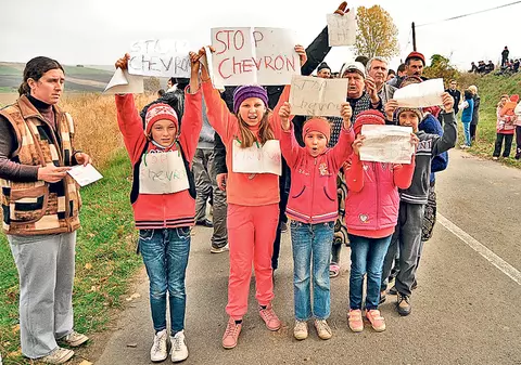 Tot satul în stradă! Oamenii din Siliştea, Vaslui, sunt în a treia zi de proteste anti-Chevron