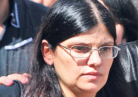 Andreea Anghel, cea care i-a dat viaţă băieţelului ucis de maidanezi, suferă enorm! Mama lui Ionuţ nu se desparte de pozele lui