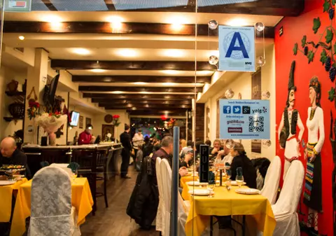 SĂRMĂLUŢELE şi MĂMĂLIGA i-au dat gata pe americani! Vezi de CÂT SUCCES se bucură un RESTAURANT ROMÂNESC în New York!