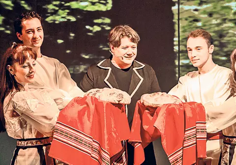 Fuego şi-a întâmpinat fanii cu pâine şi sare! Artistul şi-a făcut debutul, ca actor, în piesa «Testament»