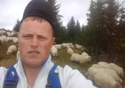 EA este CIOBĂNIŢA CELUI MAI CUNOSCUT CIOBAN al ţării | FOTO