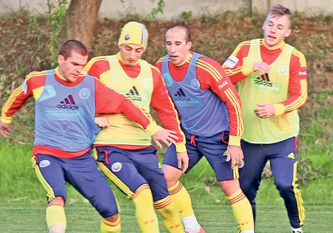 Profesionalism de 2 lei! Mai toţi tricolorii s-au antrenat fără apărători, riscând accidentări grave