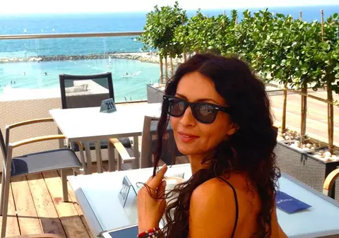 AŞA NU AR FI APĂRUT NICIODATĂ PE STRADĂ ÎN ROMÂNIA! Iat-o pe Mihaela Rădulescu cu CHILOŢII LA VEDERE într-o ROCHIE TRANSPARENTĂ la plimbare prin Monaco! FOTO