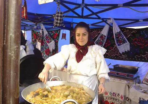 Această TÂNĂRĂ FRUMUŞICĂ FACE SARMALE la CAZAN în centrul Capitalei!