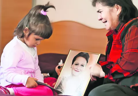 «Mami, tu când vii acasă?» l O femeie zace de trei ani în comă. Nu vede, nu simte şi nu-şi aude fetiţa care se roagă zilnic pentru ea