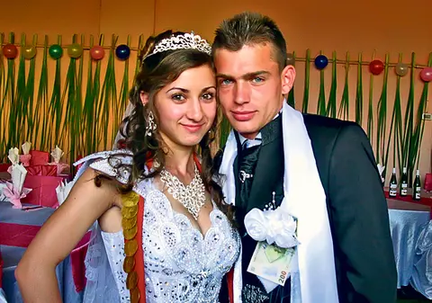Telenovelă împărătească la Costeşti! Logodit cu sora mare... însurat cu sora mică!