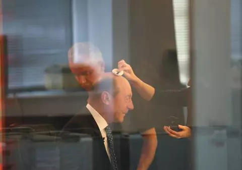Traian Băsescu A ÎMBRĂCAT COSTUMUL NEGRU ŞI A PARTICIPAT LA O ÎNMORMÂNTARE. Vestea a picat ca un trăsnet pentru preşedinte
