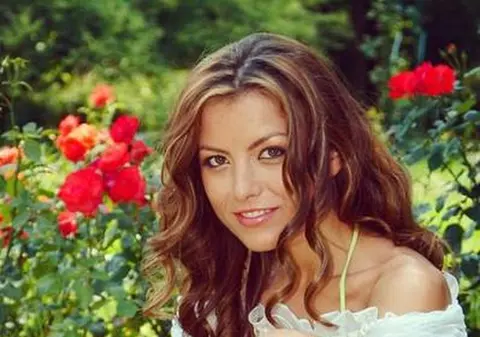 Aşa arată acum, dar în urmă cu 13 ani DIFERENŢA DE STIL ERA URIAŞĂ! Vezi cum era Elena Gheorghe în 2000 | FOTO