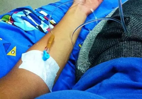 O foarte cunoscută vedetă de la noi A AJUNS LA SPITAL. IMAGINEA ASTA A BĂGAT GROAZA ÎN FANII EI | FOTO