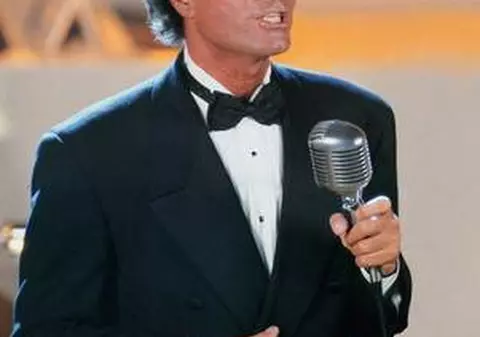 Cu această SURPRIZĂ DE PROPORŢII, Julio Iglesias VA INTRA ÎN ISTORIE. Celebrul cântăreţ ţine mult la români