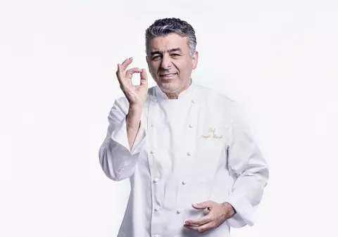 Daniela, fiica mai mare a lui Chef Hadad, pregătește dulciuri, după caietul mamei sale