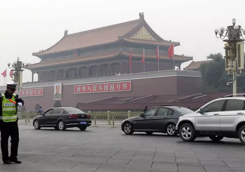 Tragedie în China! Un autovehicul în flăcări a intrat în mulţimea de turişti din Piaţa Tiananmen | FOTO