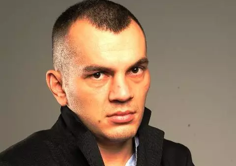 NU ÎŢI IMAGINAI VREODATĂ SĂ ÎL VEZI AŞA PE "PITBULL" ATODIRESEI! UITE CUM ÎI STĂ CU  ACCESORIUL SOACREI PE CAP!