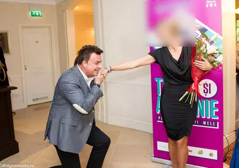 Adrian Enache, ÎN GENUNCHI în faţa unei vedete din sport, la un eveniment | FOTO ÎN ARTICOL