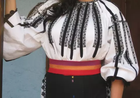 O ÎNDRĂGITĂ CÂNTĂREAŢĂ DE MUZICĂ POPULARĂ pregăteşte SCHIMBAREA SUPREMĂ DE STIL. Scoate o piesă COMERCIALĂ!