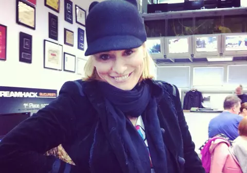 ANDREEA ESCA, ÎNLOCUITĂ la PUPITRUL ŞTIRILOR! Uite ce VEDETĂ prezintă acum JURNALUL!