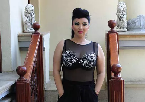 Adriana Bahmuţeanu face rochii CARE SUBŢIAZĂ SILUETA!