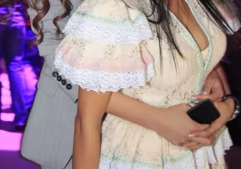 EA A AJUTAT-O PE BIANCA DRĂGUŞANU SĂ SE ASCUNDĂ! Uite pe cine a strâns roşcata în braţe, pentru a se feri de presă | FOTO