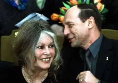 S-au pupat cu foc, dar acum Băsescu ÎI DĂ O LOVITURĂ SUB CENTURĂ actriţei Brigitte Bardot!