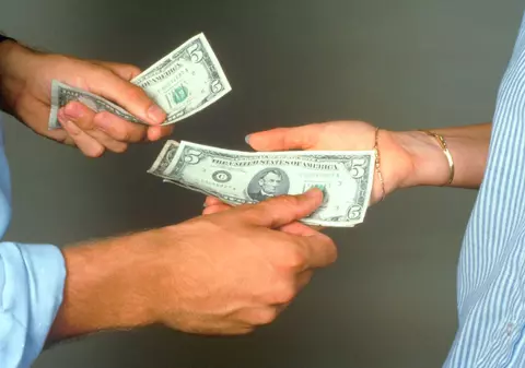 Consilier juridic de la Ministerul Transporturilor, judecat pentru că a luat mită mii de euro de la cabinete psihologice