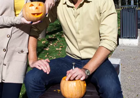 Doi simpatici prezentatori TV se pregătesc de Halloween! S-au apucat de sculptat dovleci...în parc