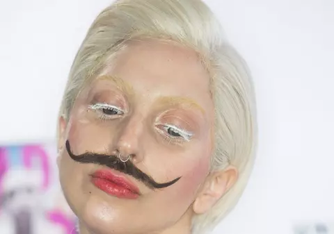 Aşa ceva nu ai mai văzut! Lady Gaga, cu mustaţă pe scenă | VIDEO